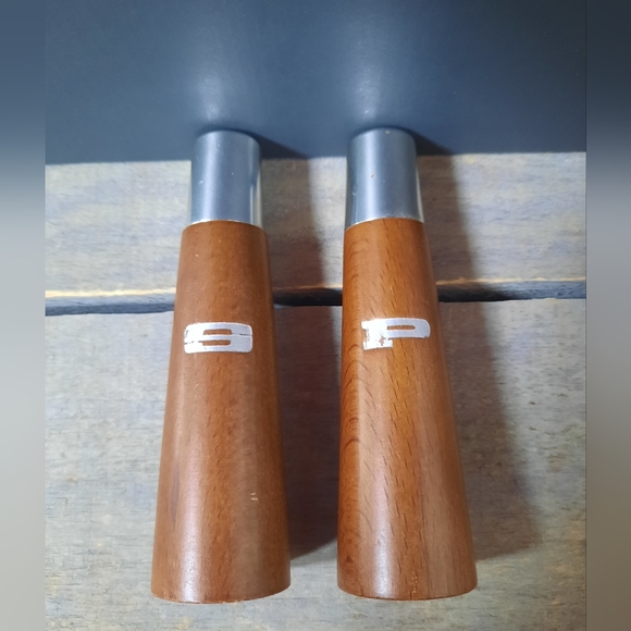 Vintage Wood Silvertone Caps Danish Style Graduated Salt & Pepper Shakers - Picture 8 of 10